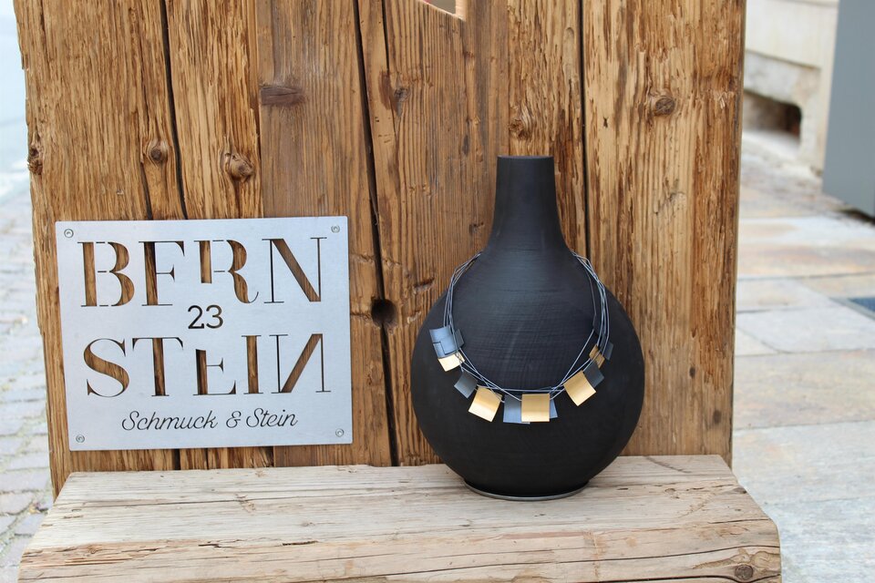 amber 23 - jewellery & stone - Impression #1 | © Bernstein 23