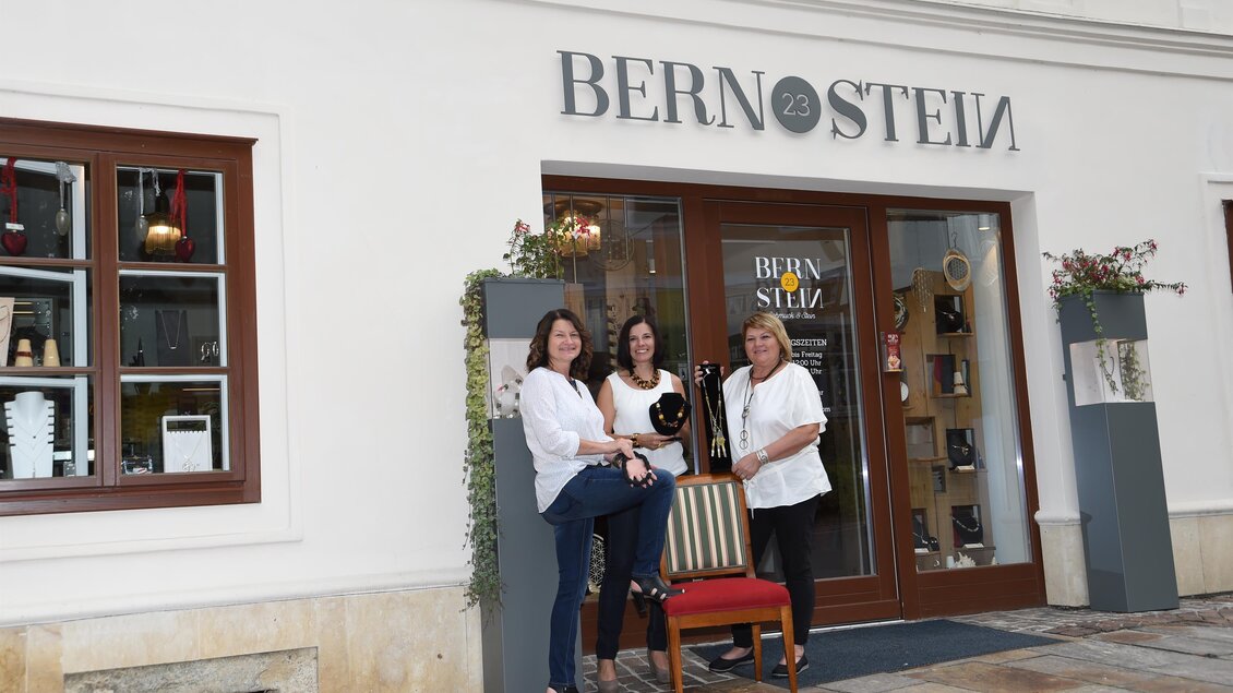 Drei Frauen stehen vor einem Geschäft mit dem Namen "Bernstein". Das Geschäft hat eine einladende Fassade und eine gemütliche Atmosphäre. | © Bernstein 23