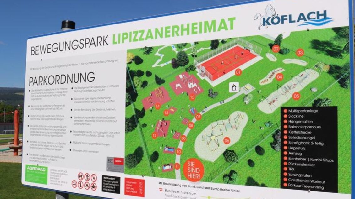 Ein Informationsschild über den Bewegungspark Lipizzanerheimat in Köflach. Es zeigt die Parkordnung und eine Übersichtskarte der Einrichtung. | © Robert Cescutti