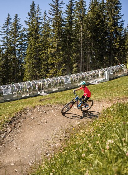 Junge Downhill Biker im Bikepark Planai | © Roland Haschka