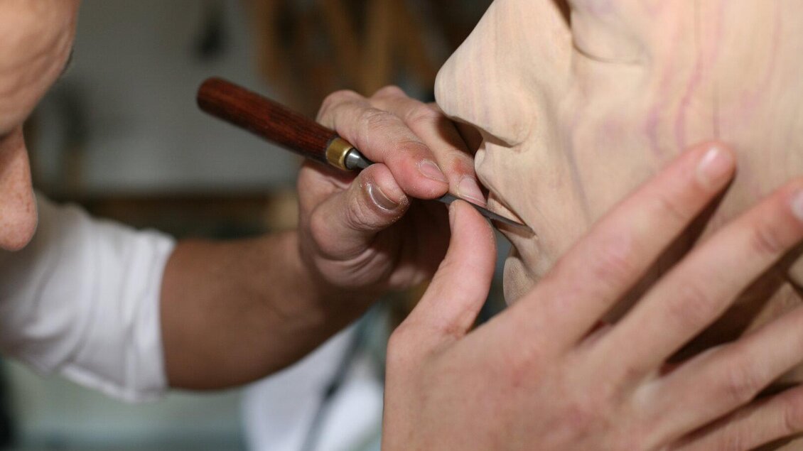 Der Künstler beim Schnitzen | © Thomas Rauch
