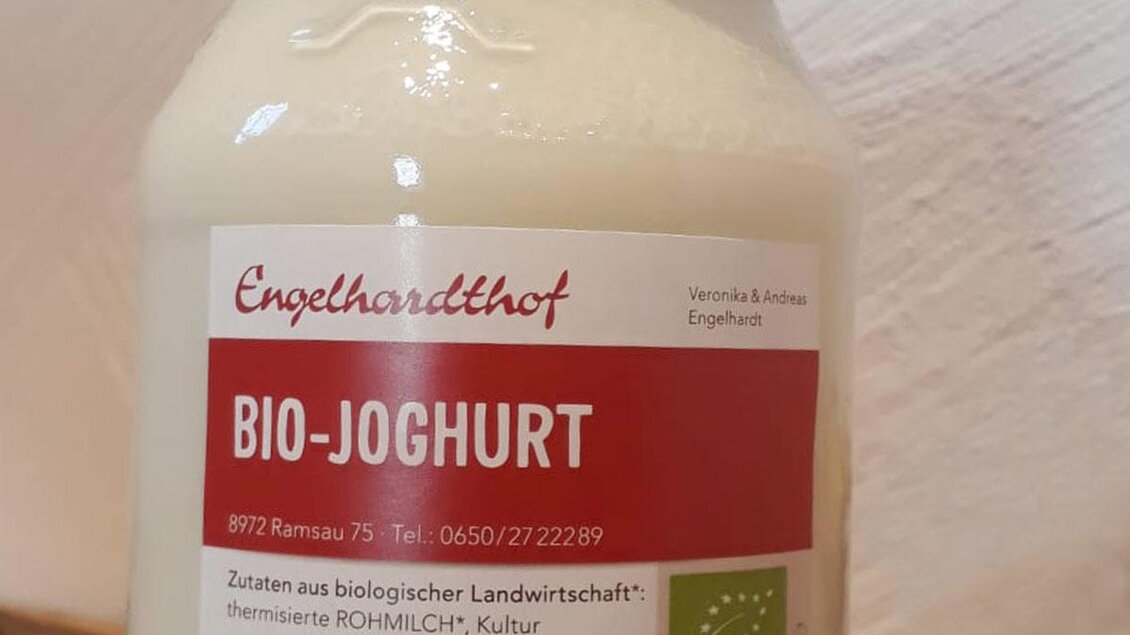 Ein Glas Bio-Joghurt mit einer roten Etikette. Das Produkt stammt aus biologischer Landwirtschaft und enthält Rohmilch. | © Engelhardthof