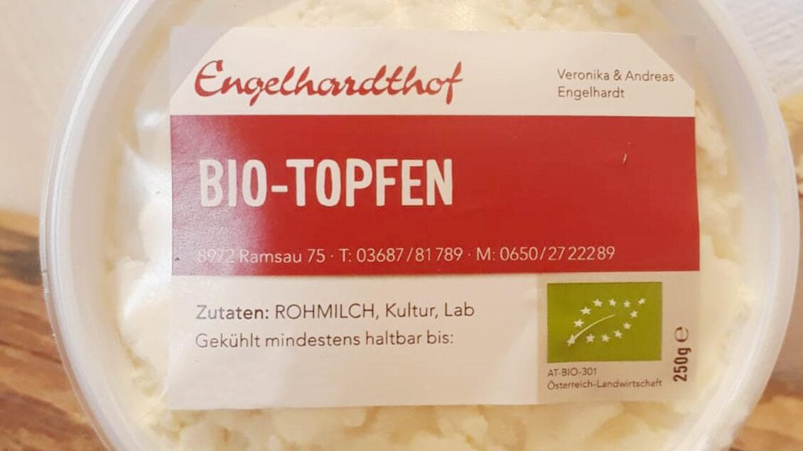 Ein Behälter mit BIO-Topfen. Das Produkt enthält Rohmilch und hat ein Haltbarkeitsdatum. | © Engelhardthof