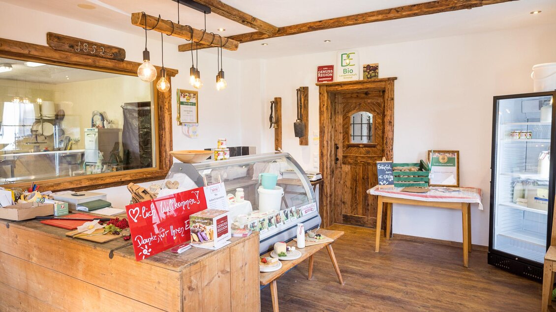 Ein gemütlicher Verkaufsraum mit Holzdekor und einem Kühlschrank. Der Raum ist freundlich und einladend, ideal für den Verkauf von Lebensmitteln. | © Netzwerk Kulinarik wildbild