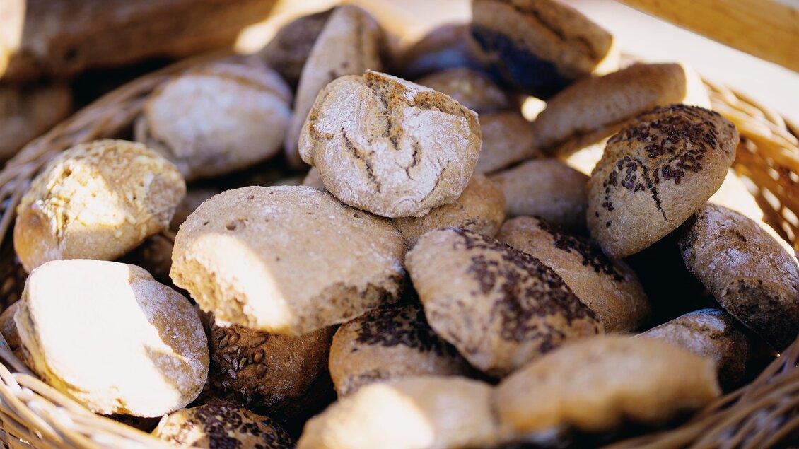 Ein Korb mit verschiedenen, runden Brötchen. Die Brötchen haben eine rustikale Oberfläche und sind in unterschiedlichen Größen und Farben. | © TVB Murau