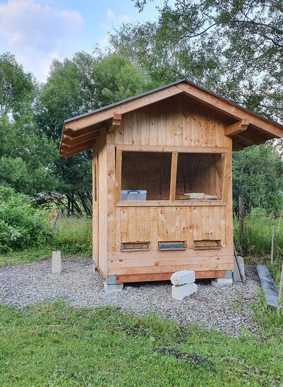Bienenhütte für Bienenluftinhalation | Fam. Helfenschneider | © Bio-Imkerei Helfenschneider