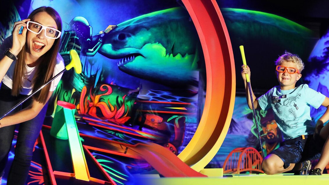 Ein farbenfrohes Indoor-Minigolf-Spiel mit leuchtenden Kunstwerken und zwei fröhlichen Kindern. Das Bild zeigt die aufregende und fantasievolle Atmosphäre des Spiels. | © Sieglinde Wrabl