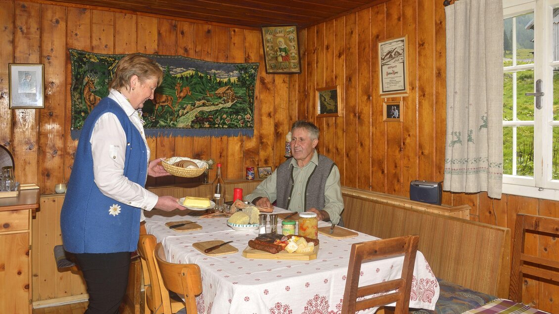 Stube der Blasnhütte Tuchmoaralm | © Herfried Marek