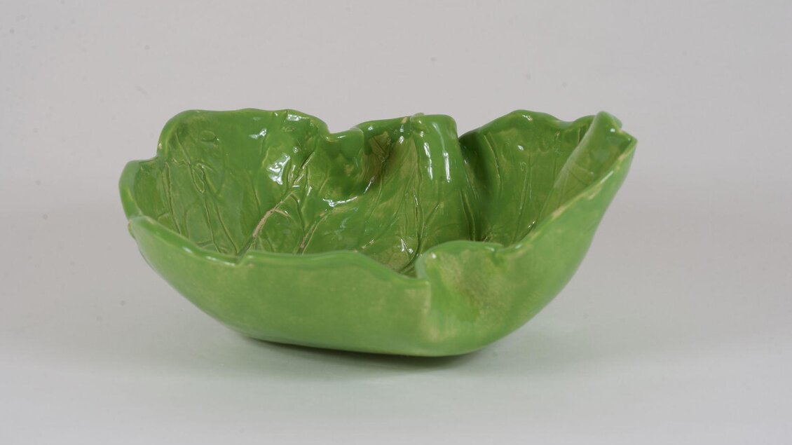 Eine grüne Schüssel in Form eines Blattes. Sie hat eine glänzende Oberfläche und ist dekorativ gestaltet. | © Blattwerk Manufaktur, Theresa Stieböck