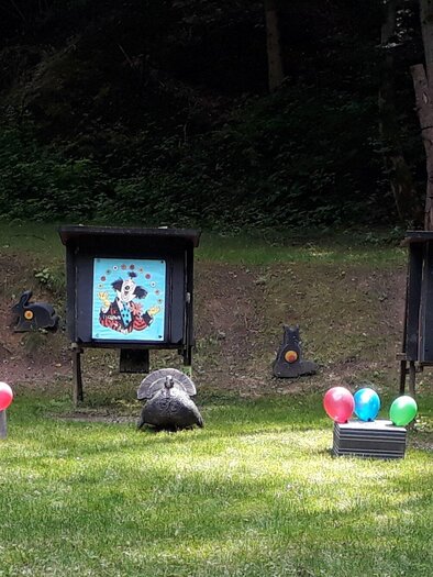 A target area with several target boards and colorful balloons. In the background, trees are visible, creating a pleasant atmosphere. | © Bogenschützen Obervoitsberg-Artner