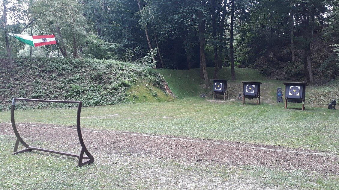 Eine Zielscheiben-Anlage im Wald mit drei Zielscheiben. Im Hintergrund weht eine Flagge. | © Bogenschützen Obervoitsberg-Artner