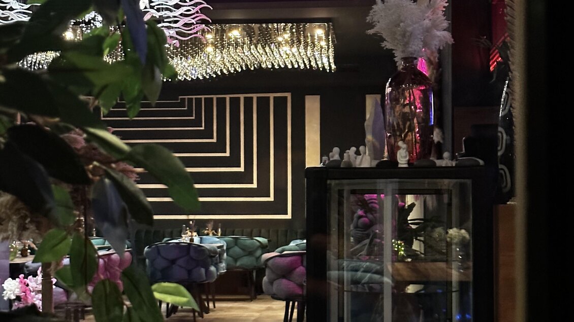 Ein stilvolles Restaurant mit moderner Innenausstattung. Pflanzen ergänzen die elegante Atmosphäre. | © Bonbon