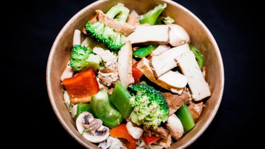 Eine Schüssel mit buntem Gemüse, darunter Brokkoli, Paprika und Champignons. Dazu sind Stücke von Hähnchenfleisch zu sehen. | © Bowls & Pots by MayKay