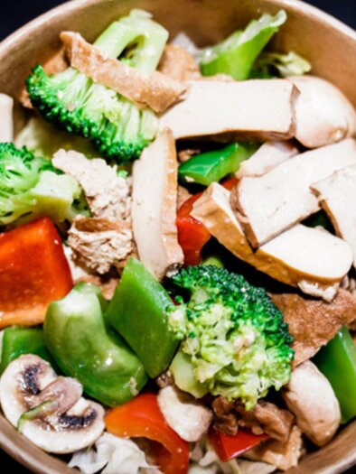 A bowl with colorful vegetables, including broccoli, bell peppers, and mushrooms. Pieces of chicken meat are also visible. | © Bowls & Pots by MayKay