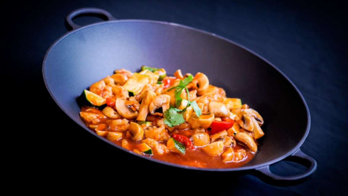 Ein bunter Wok mit verschiedenen Gemüsesorten und Fleisch in einer würzigen Sauce. Die Zutaten sind frisch und ansprechend angerichtet. | © Bowls & Pots by MayKay