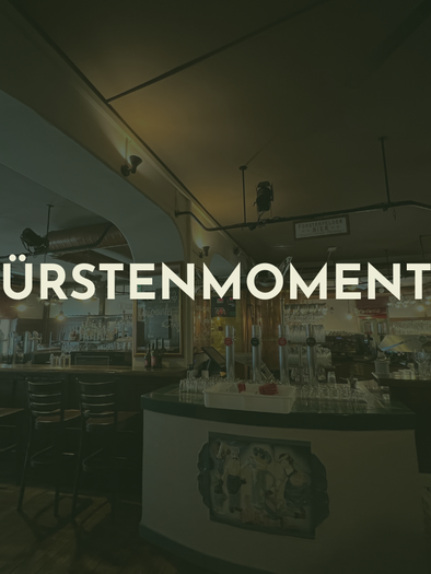 Ein modernes Restaurant mit gemütlicher Atmosphäre und Holzdetails. Der Raum ist gut beleuchtet und hat eine ansprechende Bar. | © Fürstenbräu