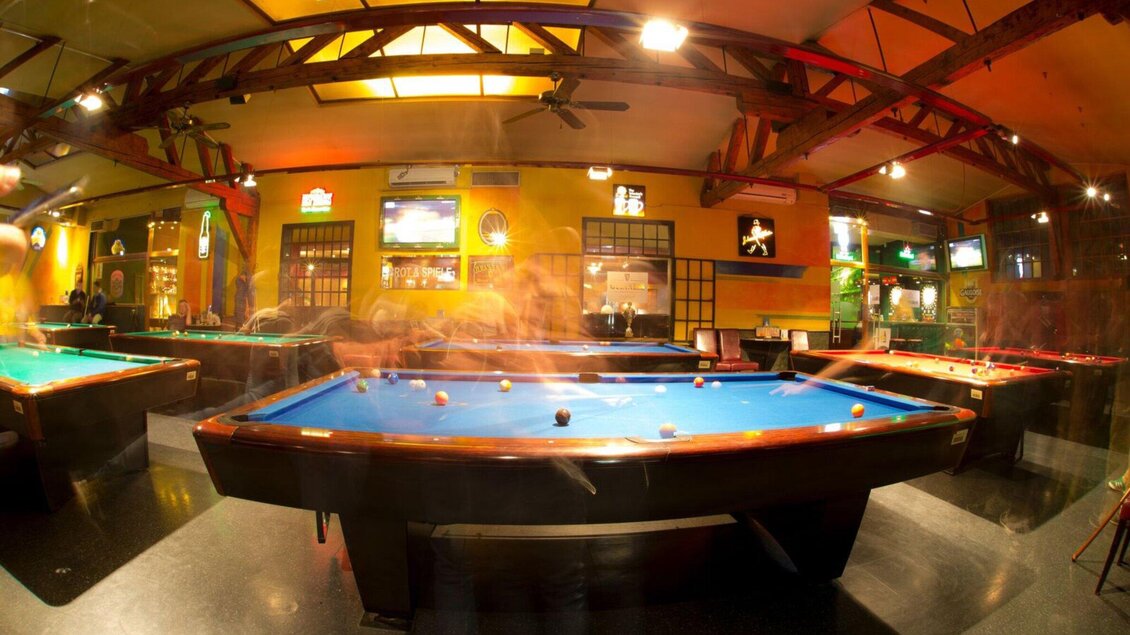 Ein Billardsalon mit mehreren Billardtischen und angenehmer Beleuchtung. Die Wände sind in warmen Farben gehalten und es herrscht eine entspannte Atmosphäre. | © Brot & Spiele