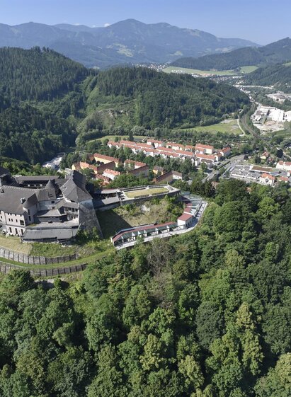 Luftbild Burg Oberkapfenberg | Piwi Media | © Stadtgemeinde Kapfenberg