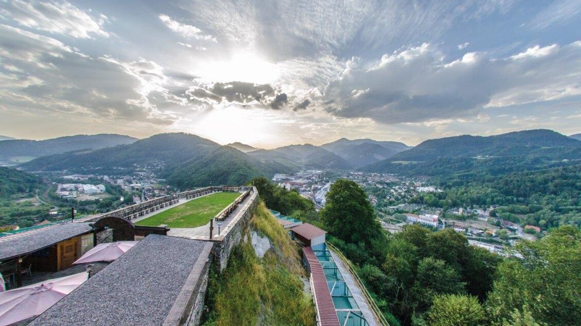 Eine atemberaubende Aussicht auf die grünen Berge und das Tal. Die Wolken ziehen am Himmel vorbei und die Sonne scheint dahinter. | © Tv Kapfenberg