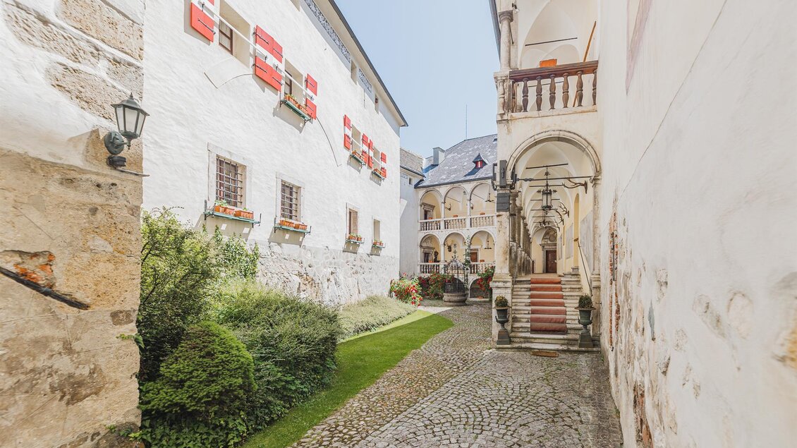 Im Innenhof der Burg Strechau | © Thomas Sattler