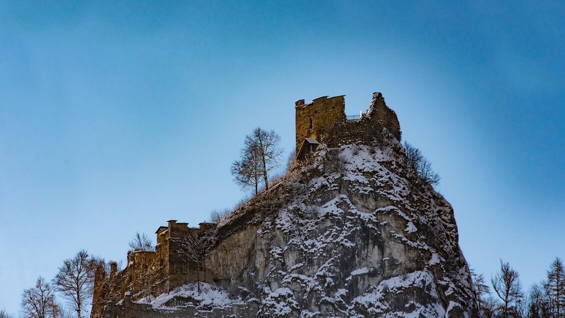 Eine alte Burgruine auf einem schneebedeckten Felsen. Der klare Himmel bietet einen schönen Kontrast zur winterlichen Landschaft. | © Anita Fössl