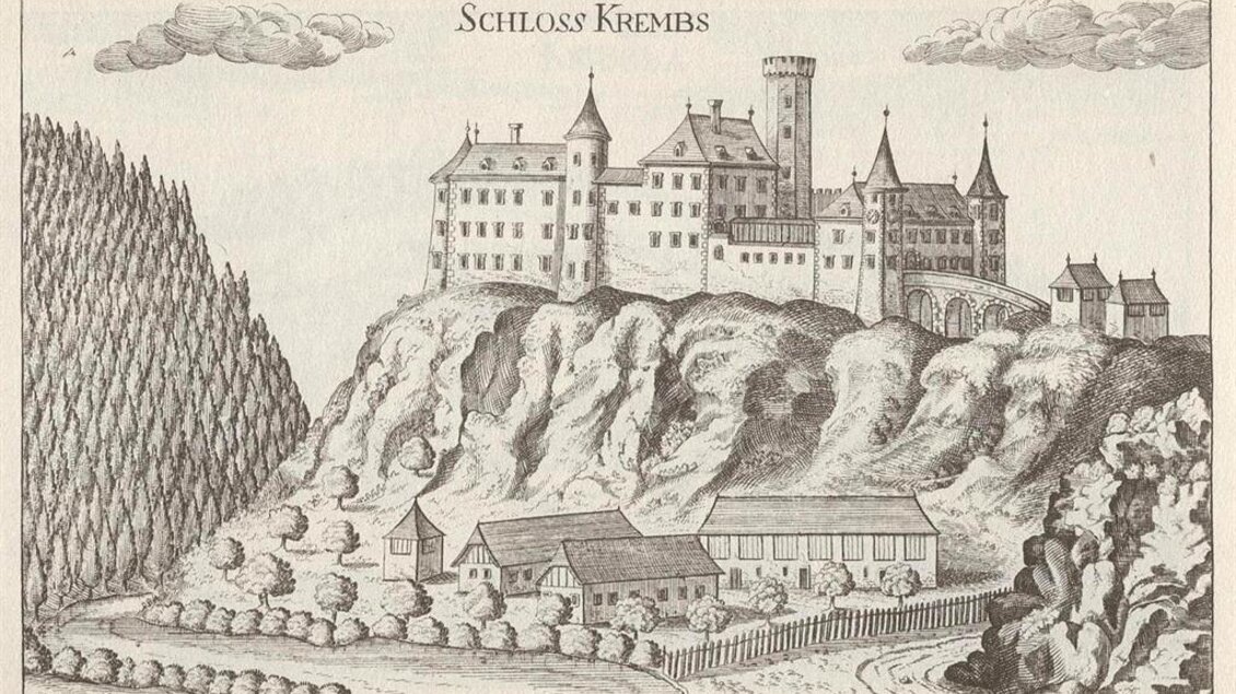 Das Bild zeigt Schloss Krembs, das majestätisch auf einem Felsen thront. Umgeben von Bäumen und ländlichen Gebäuden vermittelt es einen historischen Charme. | © Zeichnung 