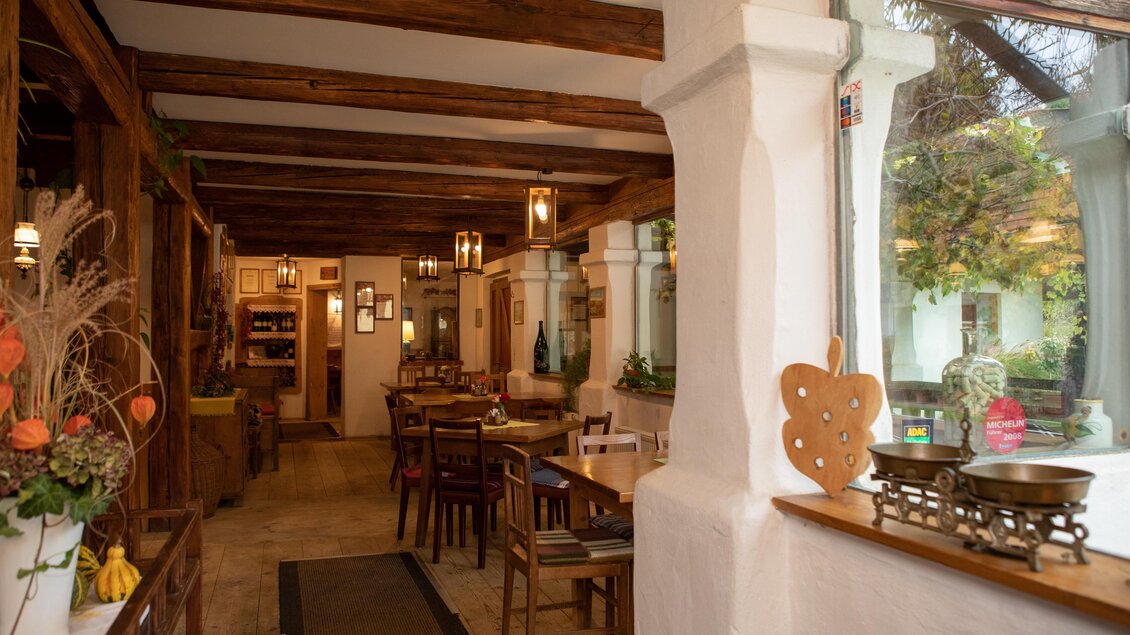 Ein einladendes Restaurant mit Holzbalkendecke und warmem Ambiente. Die Einrichtung wirkt gemütlich und rustikal, ideal für eine entspannte Mahlzeit. | © GlaMUR-Genuss am Fluss