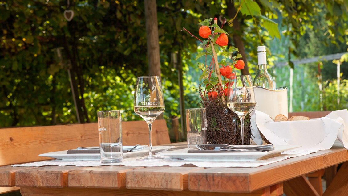 gedeckter Tisch im Garten | © Buschenschank Huber