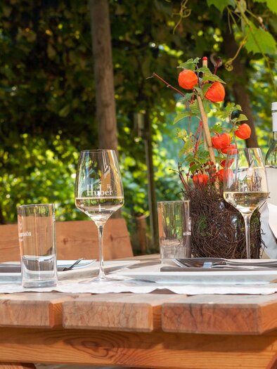 gedeckter Tisch im Garten | © Buschenschank Huber