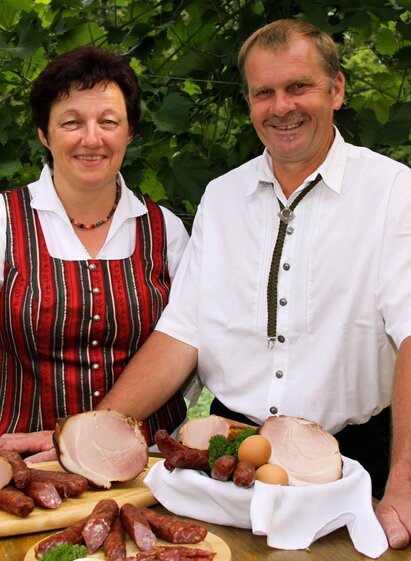 Familie Matzhold mit ihren Spezialitäten | © Matzhold