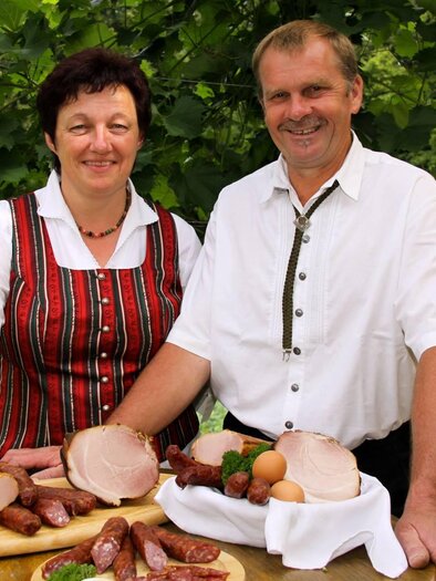 Familie Matzhold mit ihren Spezialitäten | © Matzhold