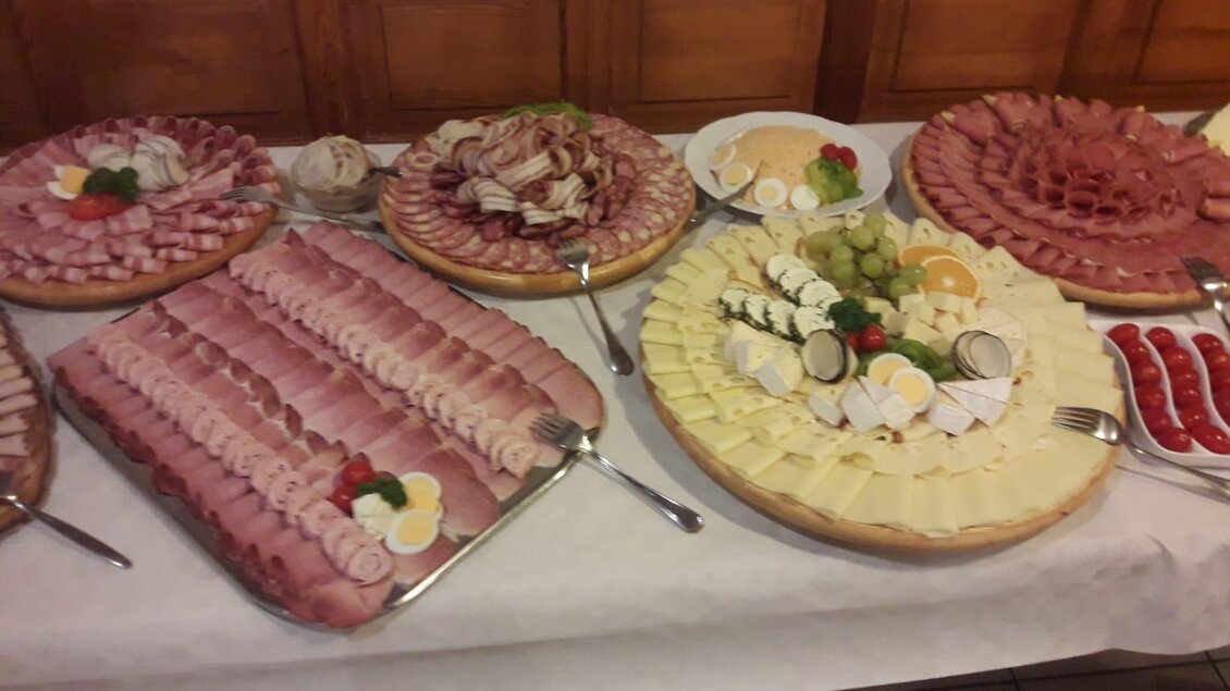 Ein reichhaltiges Buffet mit verschiedenen Wurst- und Käseplatten, dekoriert mit frischen Früchten. Die Präsentation ist ansprechend und einladend. | © Buschenschank Safner