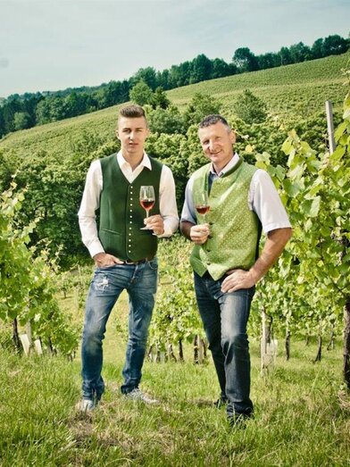 Familie Weber im Weingarten | © Weingut Weber | Foto Augenblick | © Weingut Weber