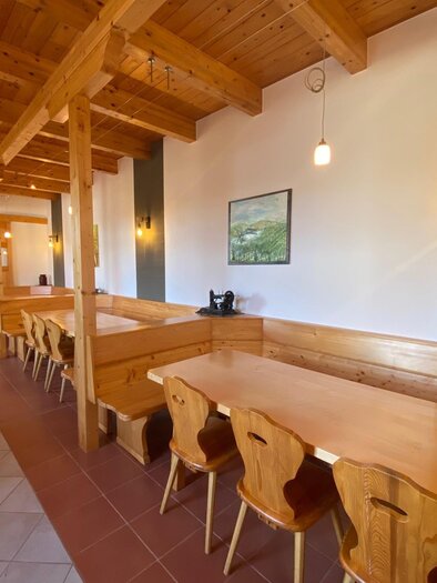 A cozy room with wooden tables and chairs. The walls are painted in soft colors and there is pleasant lighting. | © BS Weiß