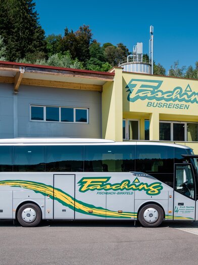 Busreisen Fasching_Bus grau Seite_Oststeiermark | © Busreisen Fasching | die Mosbacher´s | © Busreisen Fasching