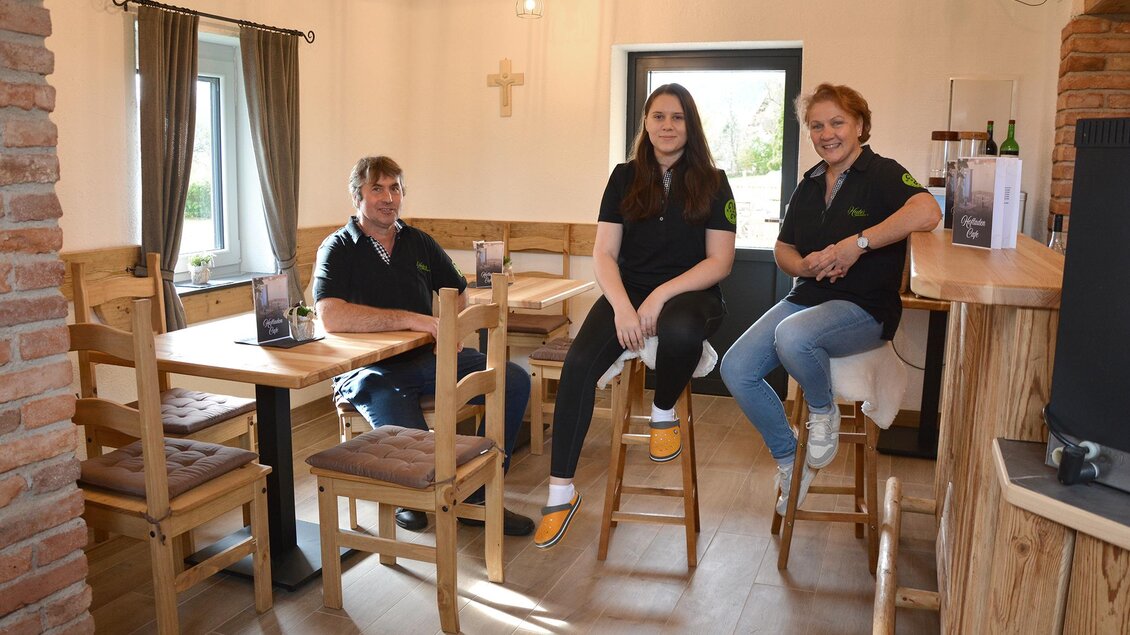 Zwei Tassen Kaffee werden frisch zubereitet. Der Kaffee fließt gleichmäßig aus der Kaffeemaschine. | © Almenlandblick