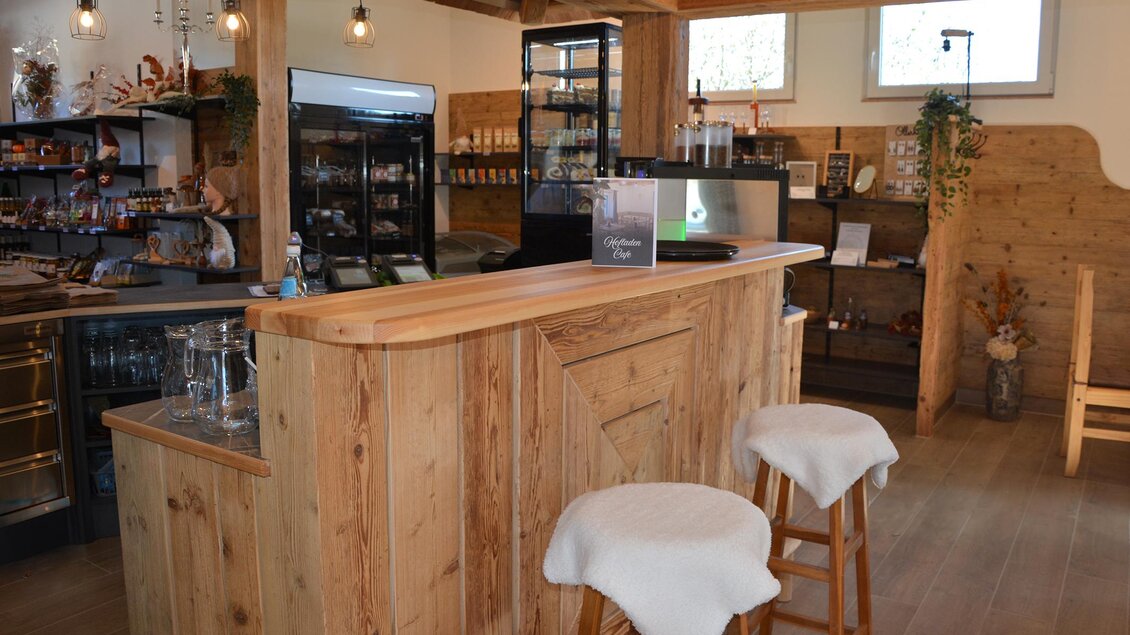 Eine Übersicht von Kaffeetassen auf einer Espresso-Maschine. Im Hintergrund sind Fahrräder und eine gemütliche Einrichtung zu sehen. | © Almenlandblick