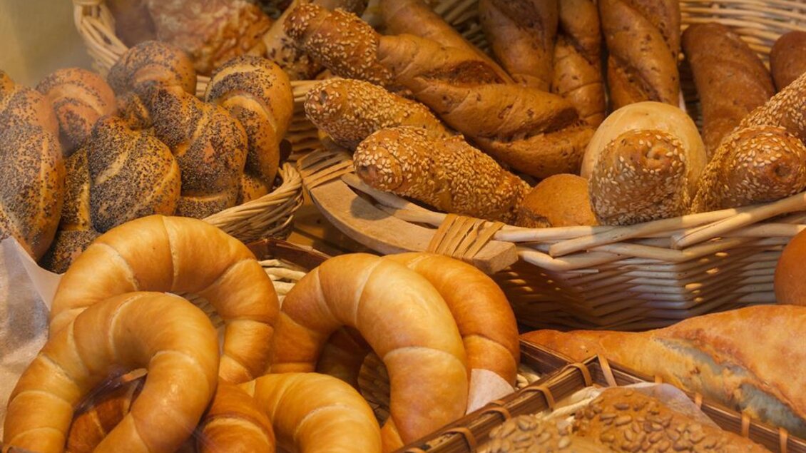 Eine Auswahl an frischem Gebäck in Korb. Die Brote und Brötchen sind golden und knusprig, ideal zum Frühstück. | © Rainer M. Fürstaller