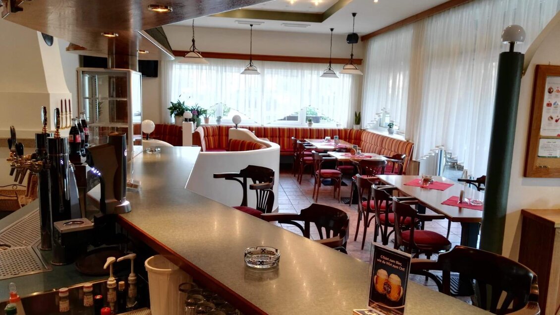 Ein gemütliches Restaurant mit einer einladenden Einrichtung. Die Tische sind schön gedeckt und es gibt viel natürliches Licht. | © La Casa FB