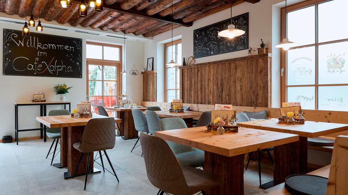 Tische im Innenraum für angeregte Kaffeehausgespräche | © Café alpha