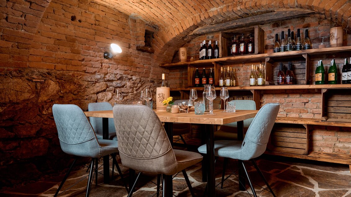 Raum mit Deckengewölbe für eine gemütliche Weinverkostung | © Café alpha