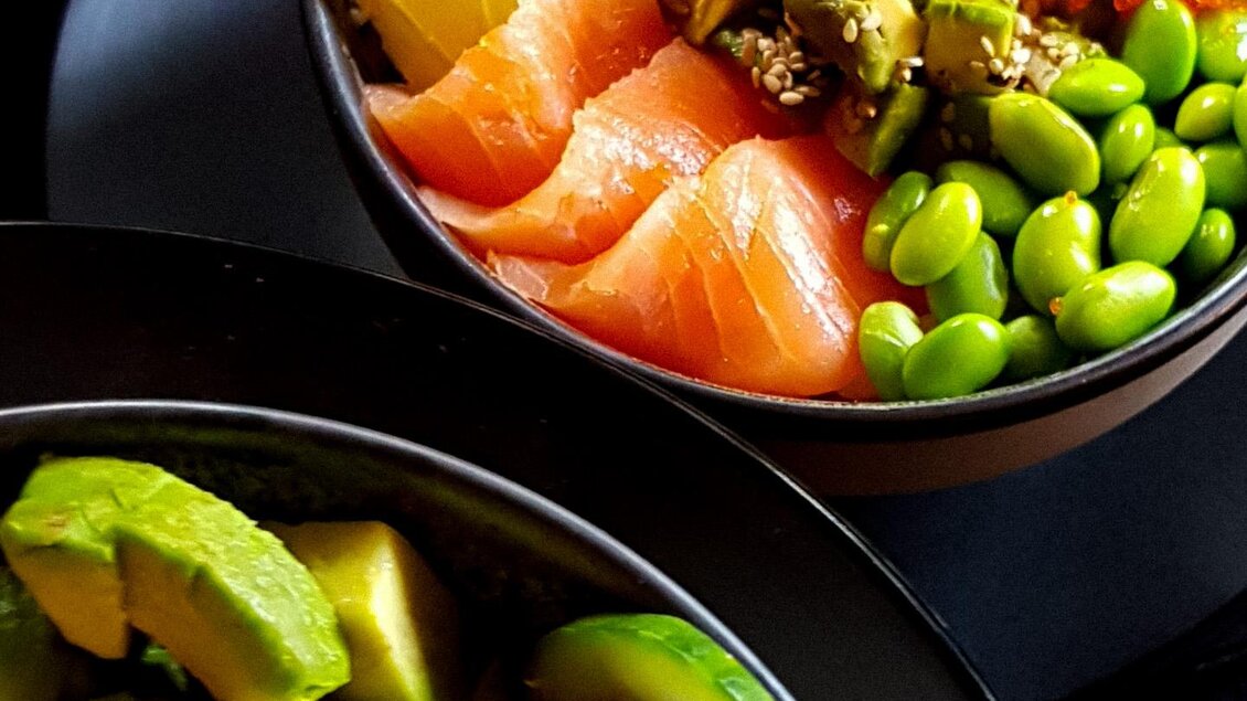 Ein bunter Bowl mit frischem Sushi, Obst und Gemüse. Die Kombination enthält Lachs, Avocado, Edamame und verschiedene Früchte. | © Cafe Beisl