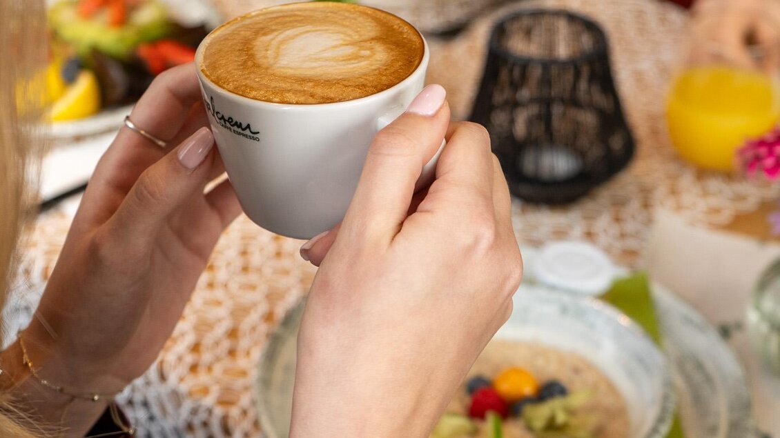 Kaffeegenuss im Café DER HIRSCH | © Tobias Sudi