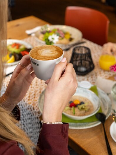 Kaffeegenuss im Café DER HIRSCH | © Tobias Sudi
