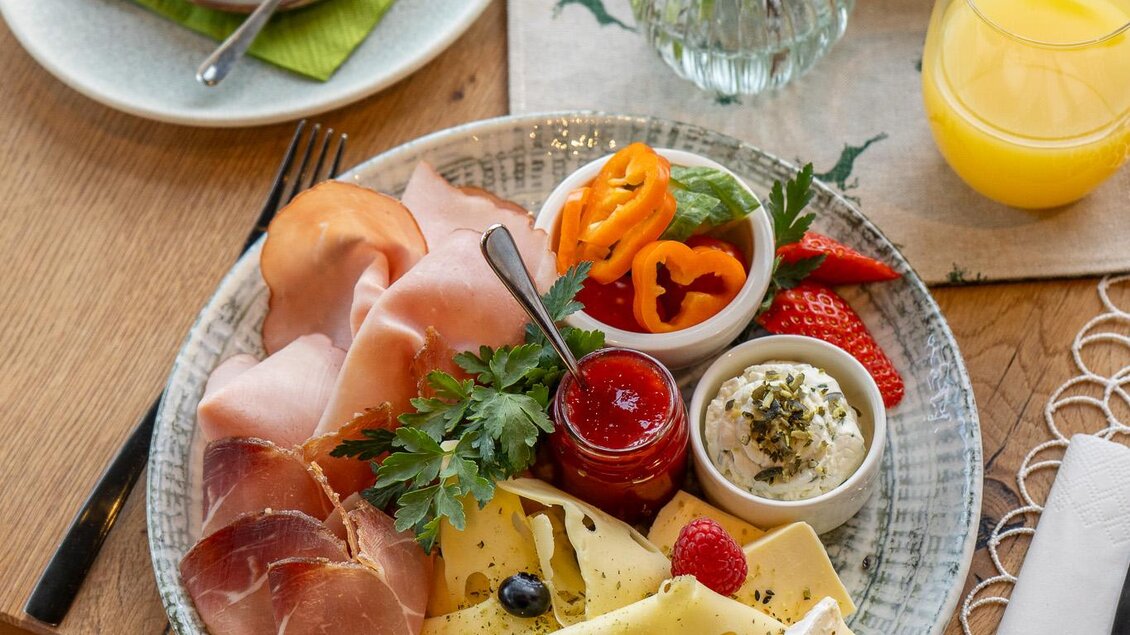 Frühstück im Café DER HIRSCH | © Tobias Sudi