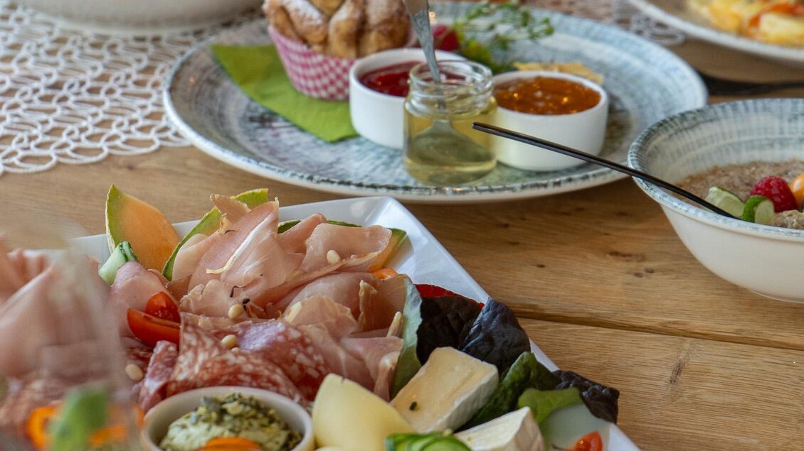 Frühstückskreationen im Café DER HIRSCH | © Tobias Sudi