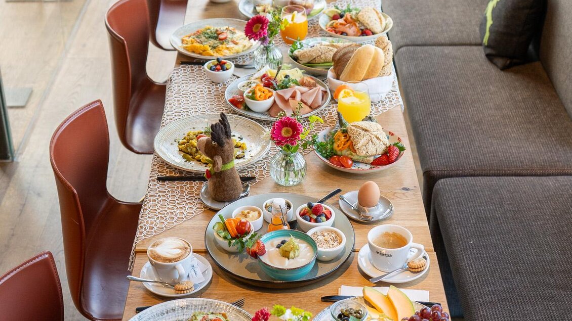 Frühstücken mit Freunden im Café DER HIRSCH | © Tobias Sudi