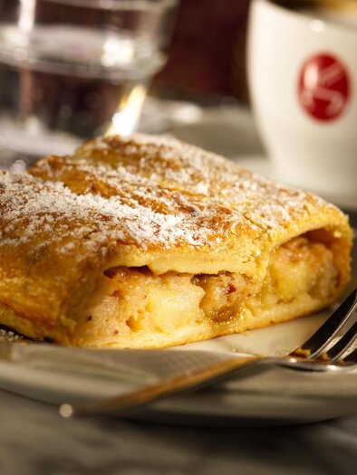 Kaffee und Apfelstrudel | © Thermen- & Vulkanland