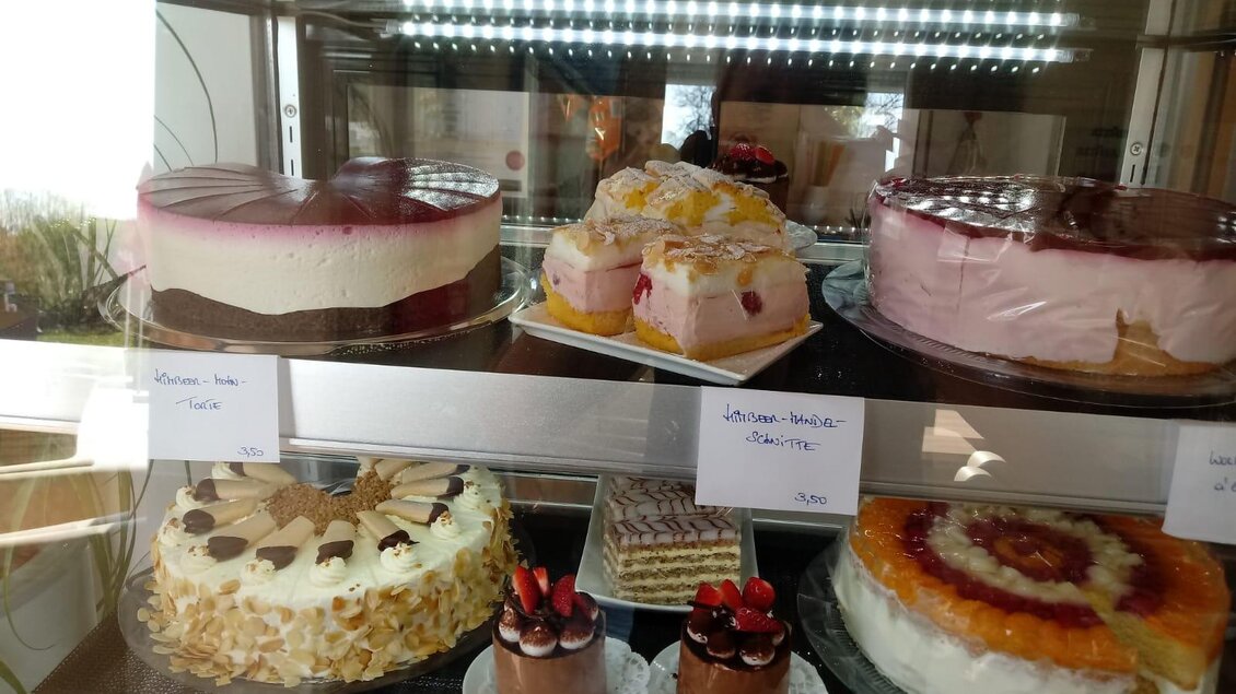 Eine Vitrine mit verschiedenen köstlichen Kuchen und Torten. Die Auswahl umfasst Obstkuchen, Sahnetorten und Schokoladendesserts. | © Café Idylle