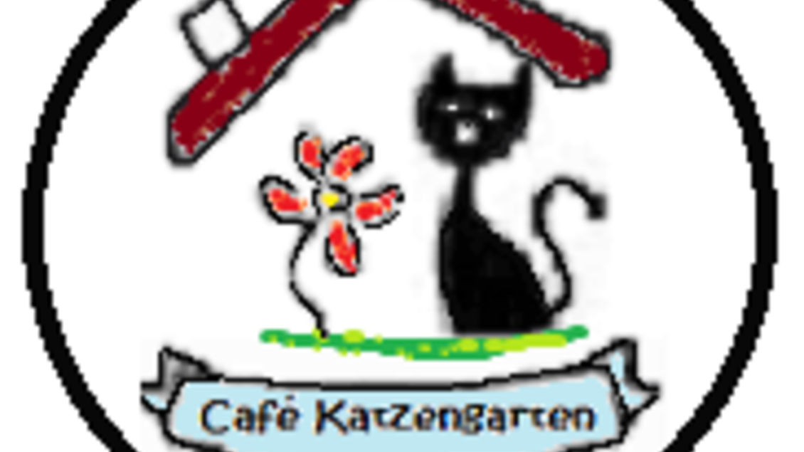 Ein stylisiertes Logo des Cafés "Katzengarten". Es zeigt eine schwarze Katze, ein blühendes Pflänzchen und ein Dach über dem Schriftzug. | © Cafe Katzengarten